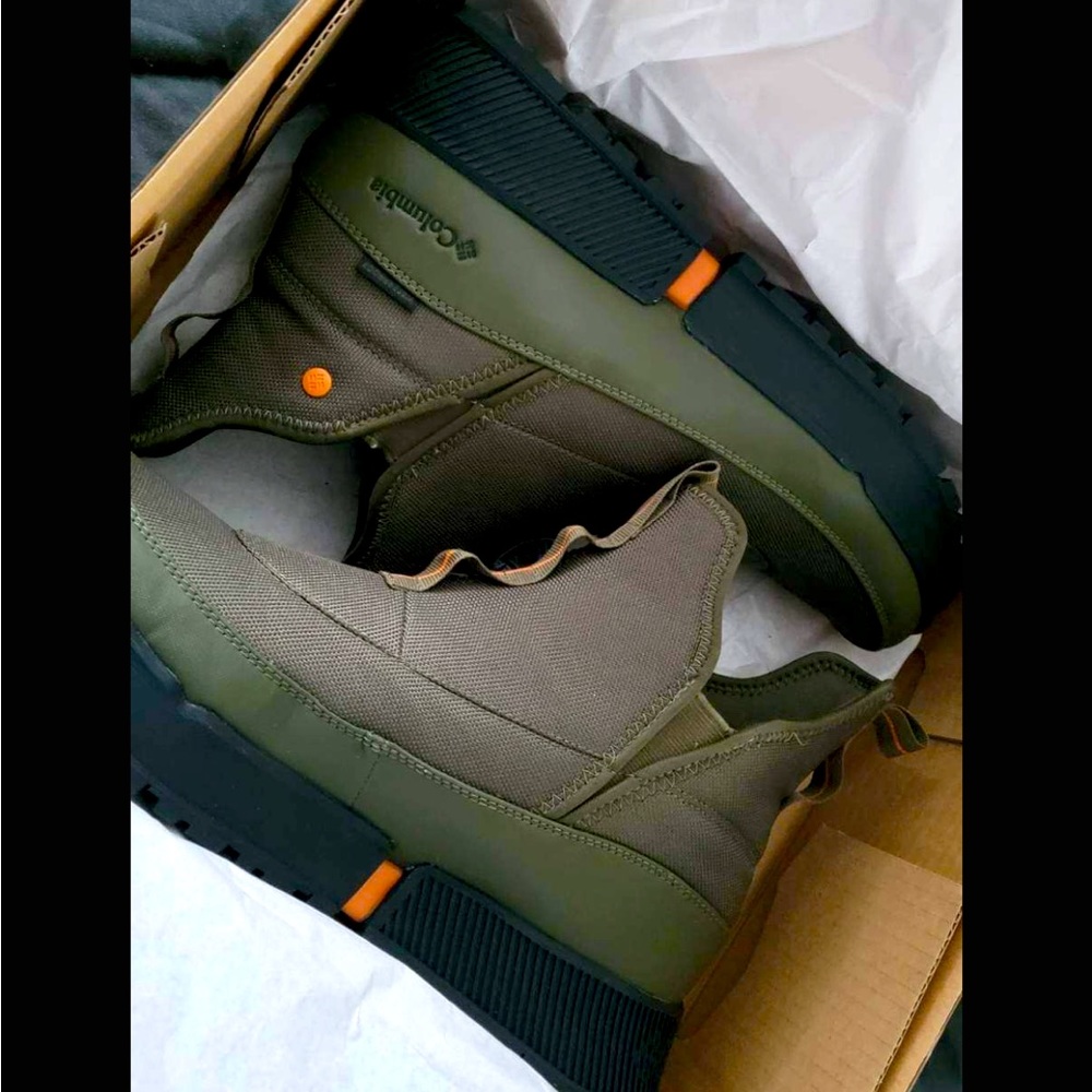Mens Columbia boots.